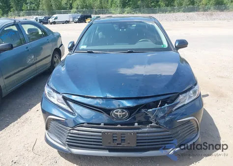 2021 Toyota Camry Le z USA, uszkodzony, nr VIN 4T1C11AK7MU608866